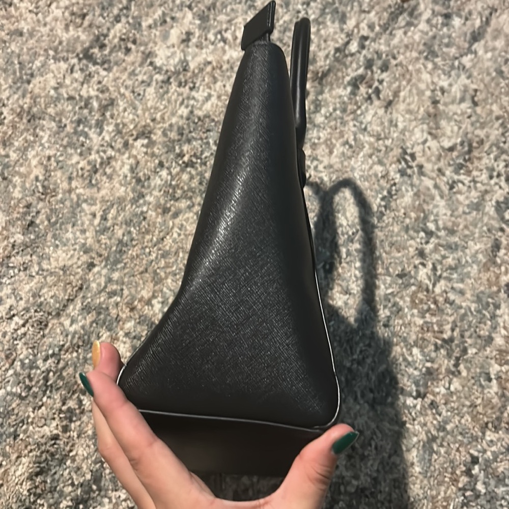 Kate Spade Black and Silver Crossbody Bag with Modern Elegance - Picture 4 of 12